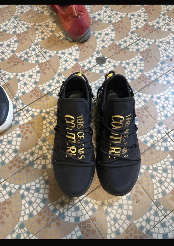 Chaussures Versace noires et dorées, Vêtements | Hommes, Chaussures, Enlèvement ou Envoi, Comme neuf, Baskets, Noir