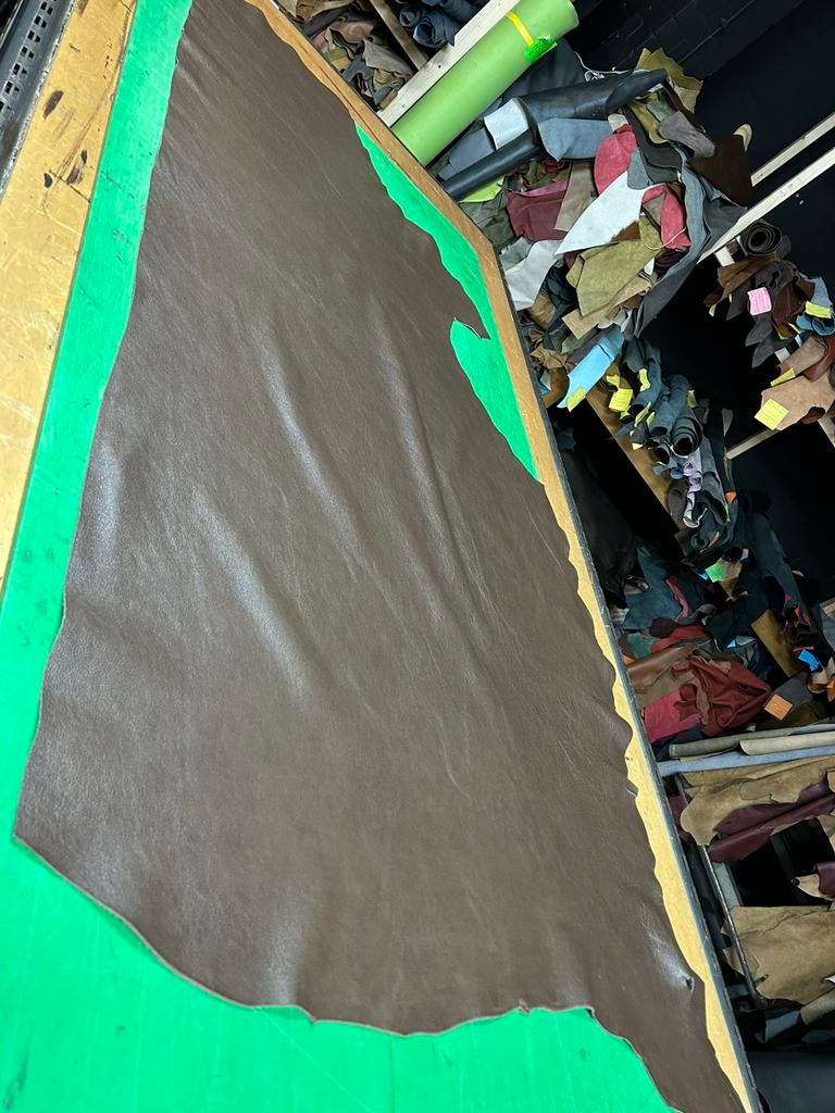 Donker bruin halve huid 1.5 mm dikte soepel A-464, Hobby en Vrije tijd, Ophalen of Verzenden, Bruin