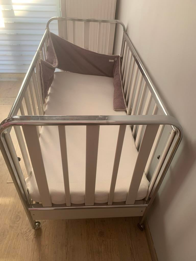 Kinderbed in metaal met matras 1 zijkant kan naar beneden, Enlèvement, Utilisé, Rectangulaire, Roulettes