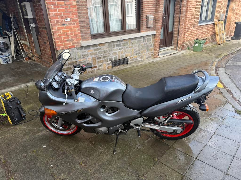 Susuki gsx-F 750, Motos, Entreprise