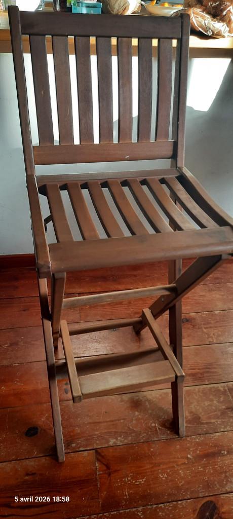 Deux tabourets de bar pliables en teck, Maison & Meubles, Tabourets de bar, Utilisé, 60 à 90 cm, Bois, 2 tabourets, Avec repose-pieds