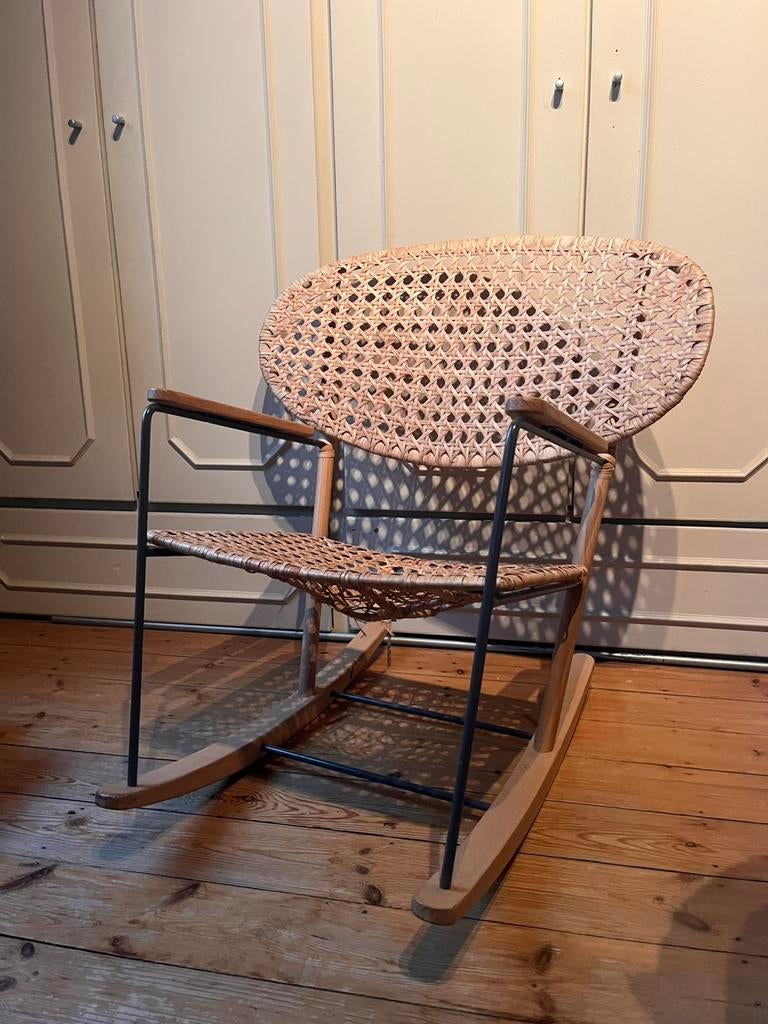 Rotan rieten schommelstoel - lichtjes kapot, maar zit zalig, Enlèvement, Utilisé, Osier ou Rotin, Une