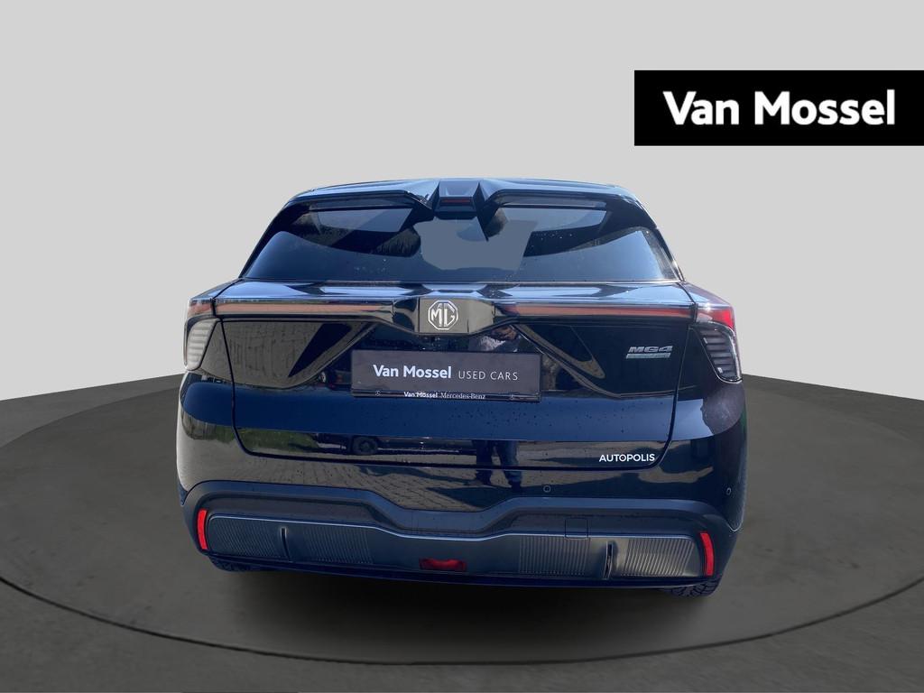 MG MG4 64 kWh Luxury, Auto's, MG, Automaat, Gebruikt, 1675 kg, Zwart