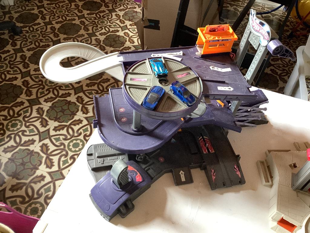 Garage Hot Weels avec 6 voitures ., Enlèvement, Utilisé, Circuit, Autres marques