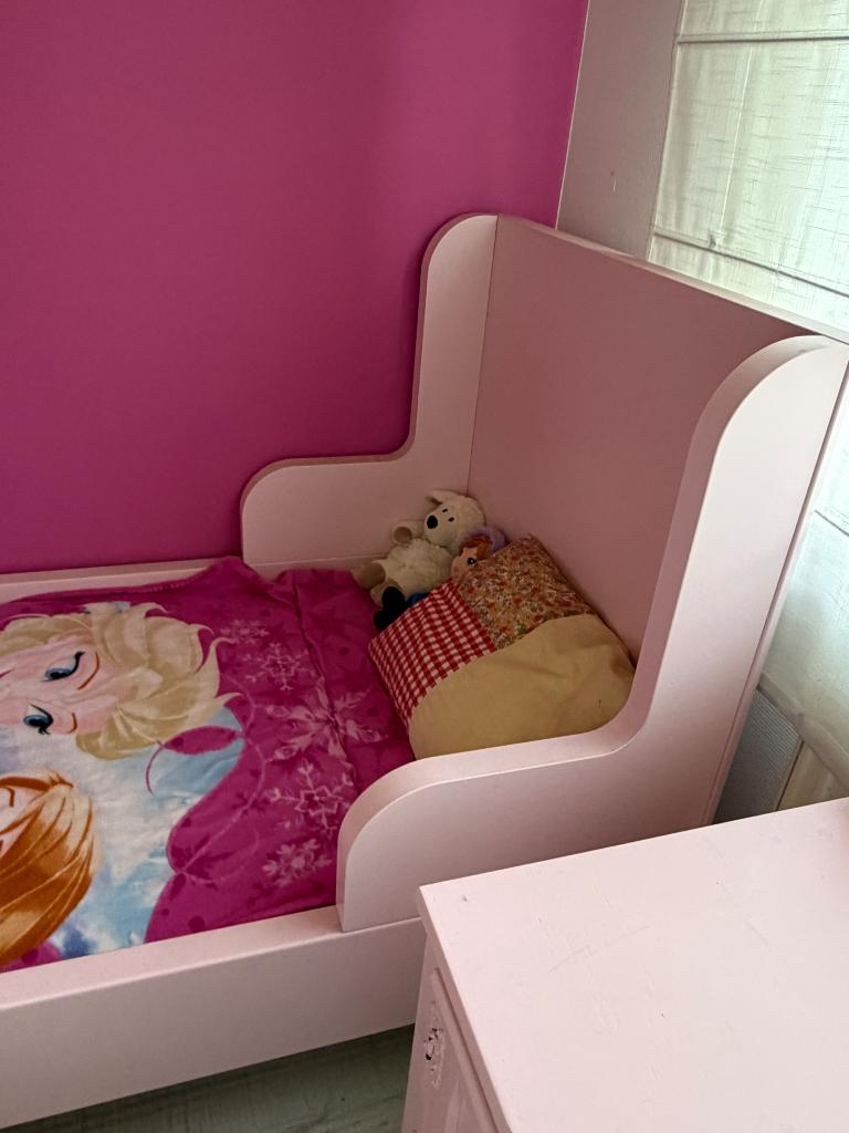 Roze meegroeibed IKEA, Kinderen en Baby's, Kinderkamer | Bedden, Zo goed als nieuw, 85 tot 100 cm, Lattenbodem, Matras, Ophalen