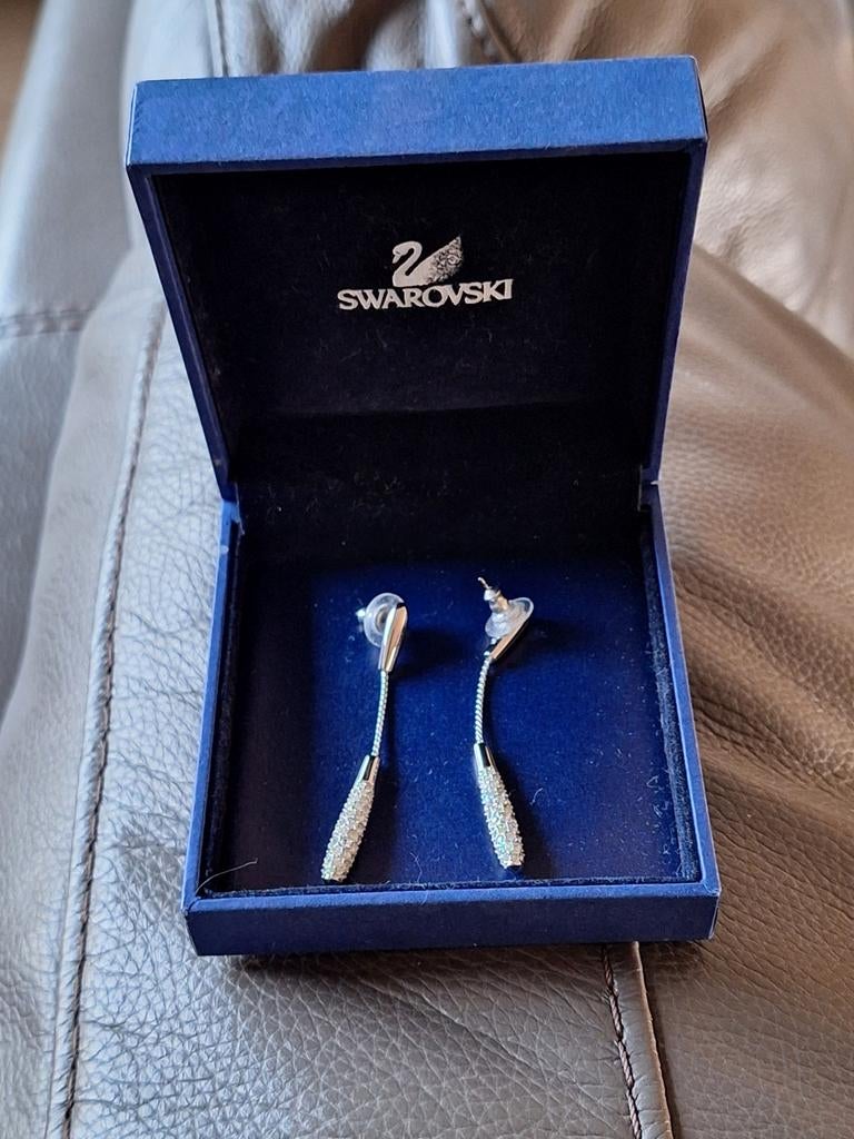 Mooie Swarovski oorringen 1 x aangedaan op een huwelijk., Handtassen en Accessoires, Manchetknopen, Ophalen