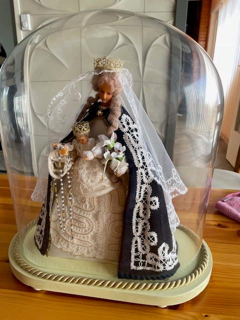 Mariabeeld onder stolp met eigen handgemaakt kantwerk, Enlèvement