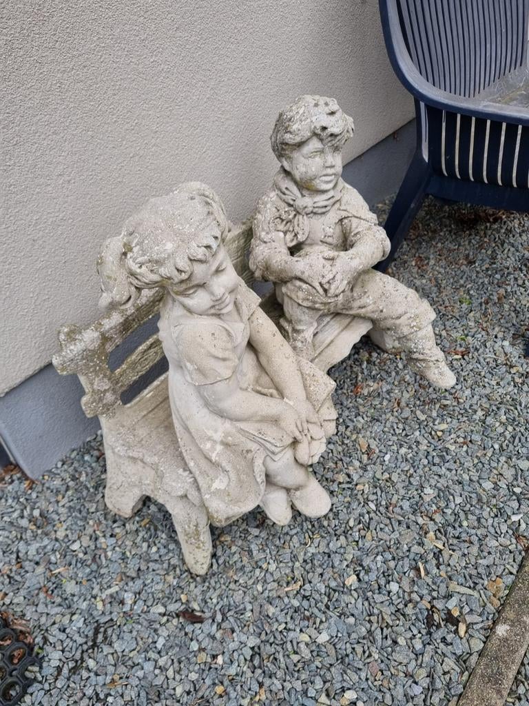 Betonnen beeld kinderen op bank, Ophalen, Gebruikt, Beton, Mensenbeeld