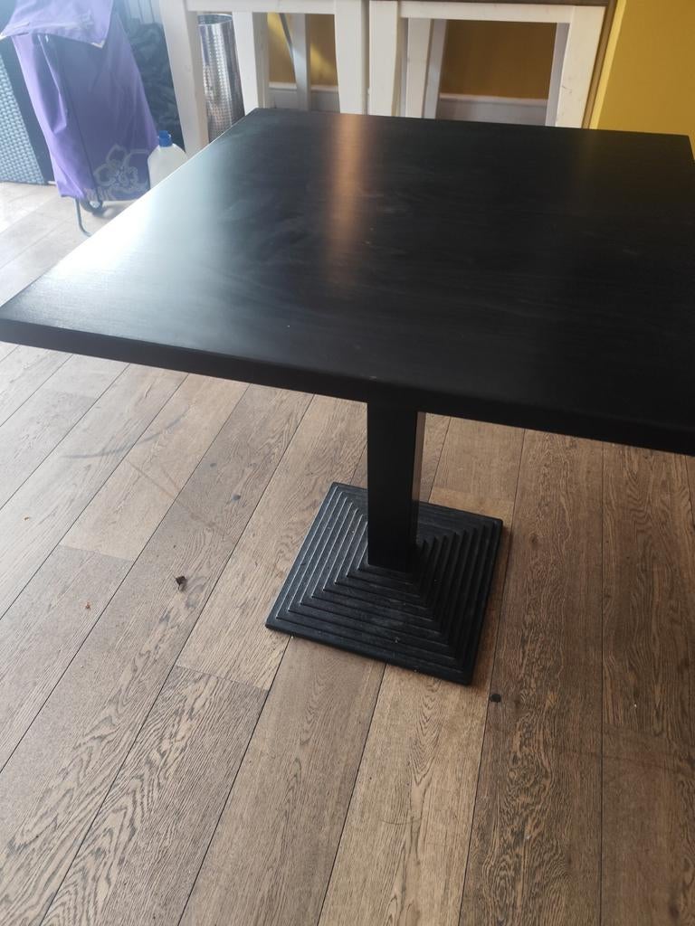 Tables carrées avec cadres en fer, les plateaux font la diff, Enlèvement