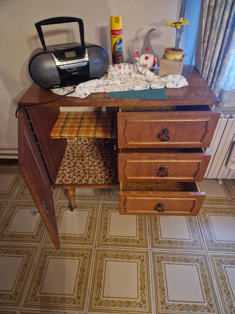 Armoire ancienne sur roulettes, Maison & Meubles, Naaikastje, 25 à 50 cm, Moins de 100 cm, Enlèvement