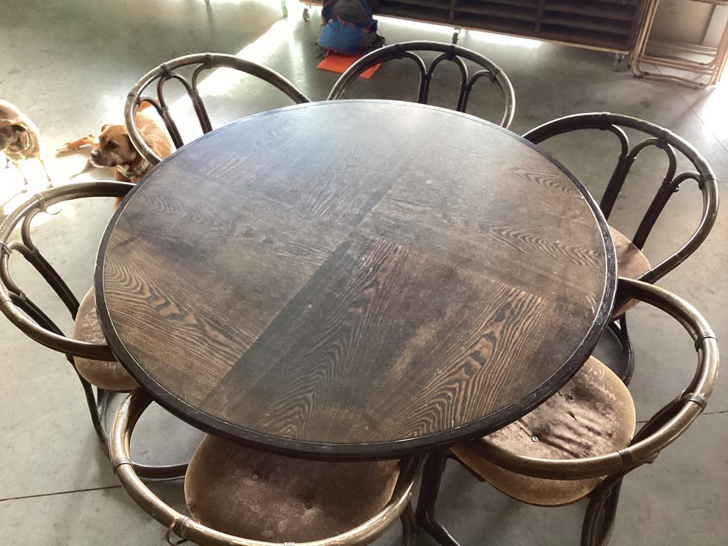 Table ronde avec ses 6 chaises, Maison & Meubles, Enlèvement